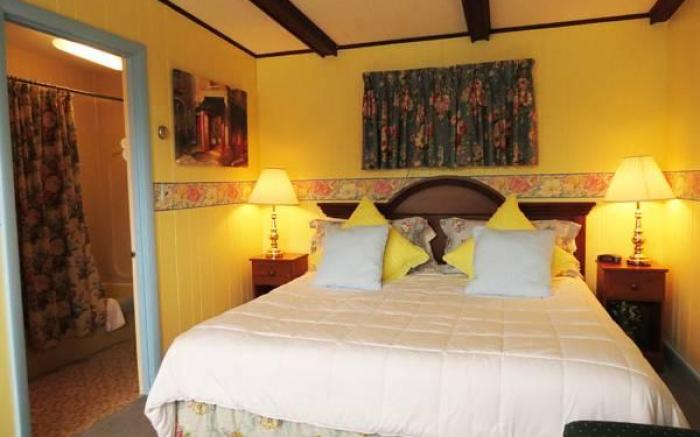 Claddagh Motel & Suites