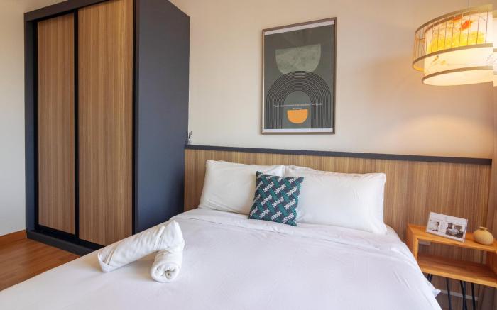 Oxford, 3BR Stunning Seaview Designer Condo by ALV