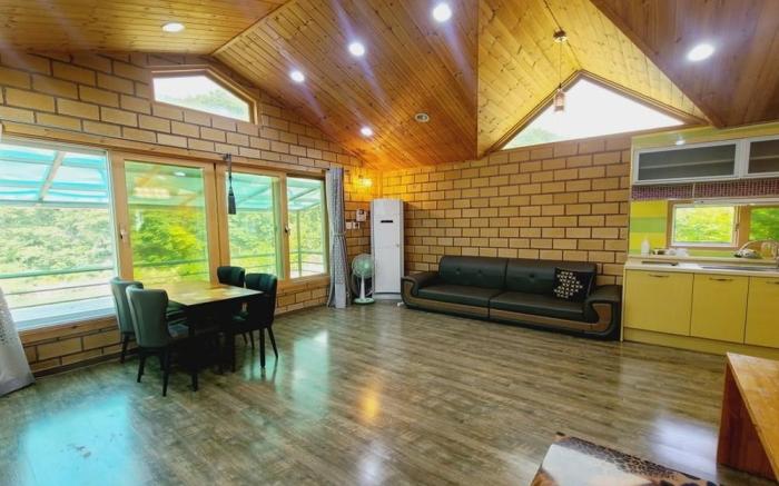 Gapyeong Chorok Jeongwon Gyegok Dokchae Pension