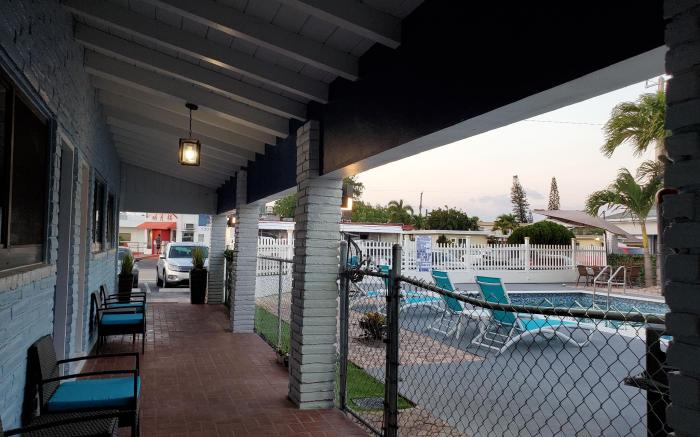 Hollywood Gardens Inn & Suites
