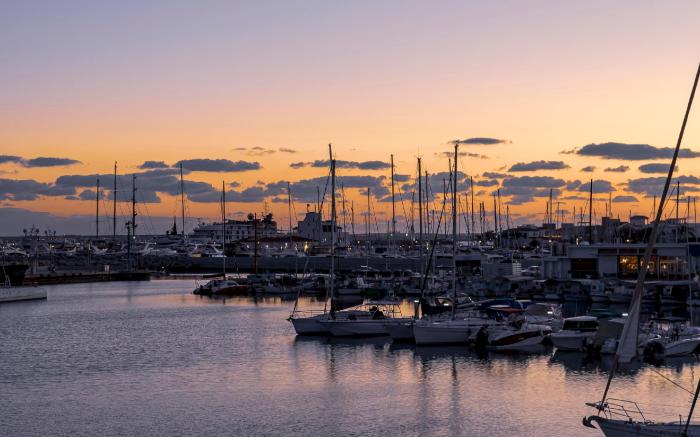 Sanders Premier - Nice 2 bdr. apt. with balcony