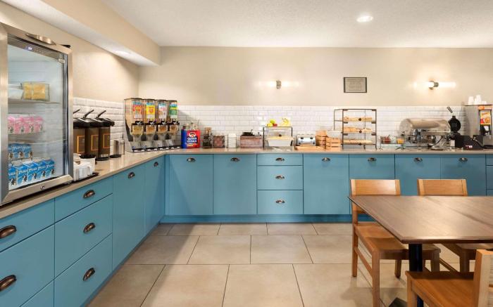 Country Inn & Suites by Radisson, Chippewa Falls, WI
