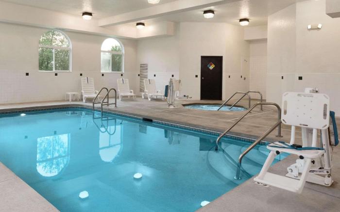 Country Inn & Suites by Radisson, Cedar Rapids Airport, IA