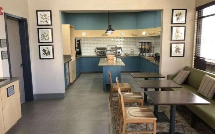 Country Inn & Suites by Radisson, Bakersfield, CA