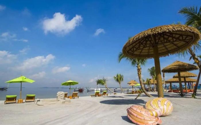 A Stylish 2BR Suite, Water Views, Free Parking
