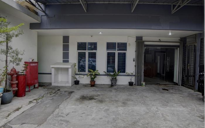SPOT ON 92822 Finest House Near Amplas Bus Terminal