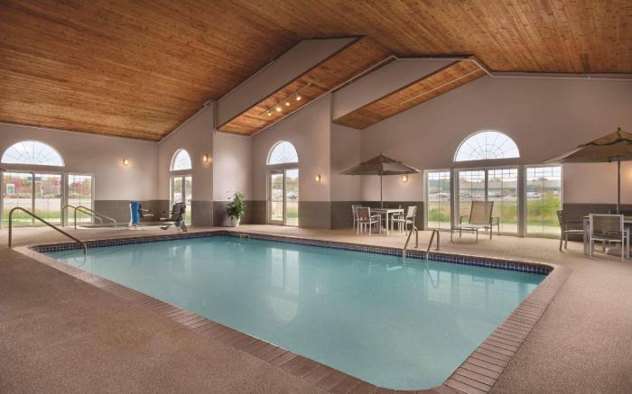Country Inn & Suites by Radisson, Waterloo, IA