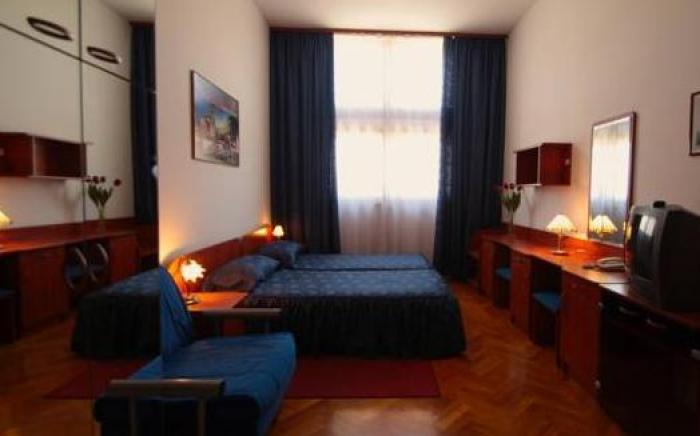 Happy Brothers - Center of Split