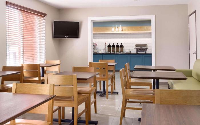 Country Inn & Suites by Radisson, Fresno North, CA