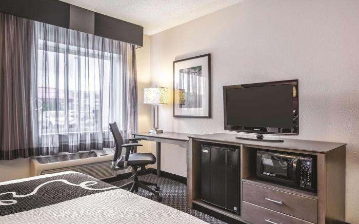La Quinta Inn & Suites by Wyndham Hartford - Bradley Airport
