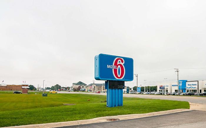 Motel 6 Sycamore, IL