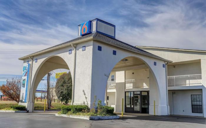 Motel 6 Dickson, TN