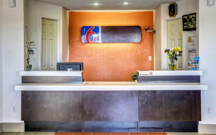 Motel 6 Dickson, TN