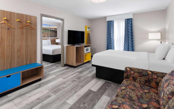 Days Inn & Suites by Wyndham Sellersburg