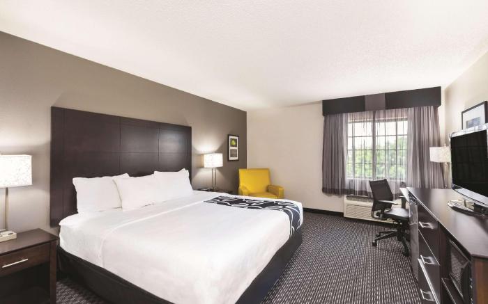 La Quinta Inn & Suites by Wyndham Milwaukee Delafield