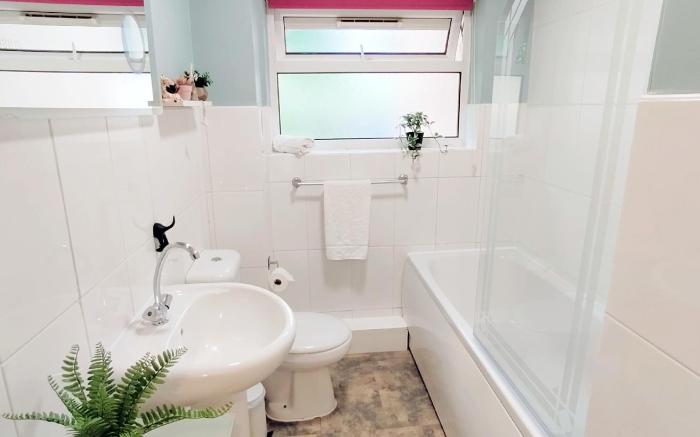 2 Single Beds, 1 BR Apartment