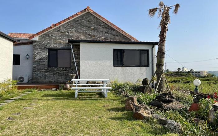 D-Tong Aewol Jungsan Valley Saebyeol Oreum Sea View, Duplex, Beautiful Private House with Garden