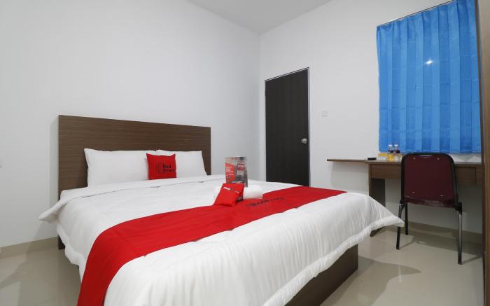 RedDoorz Plus near Kepri Mall