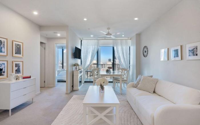 NEW! 2 Bedroom Apartment + Free parking; Sleeps 6