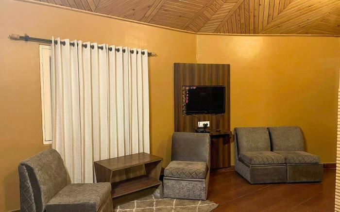 Uptown Cottage- Combined Room- The Mall