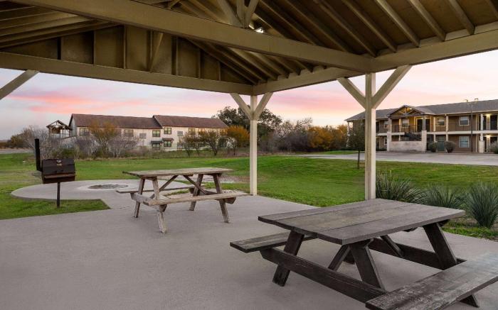 Eagle's Den Suites Kenedy a Travelodge by Wyndham