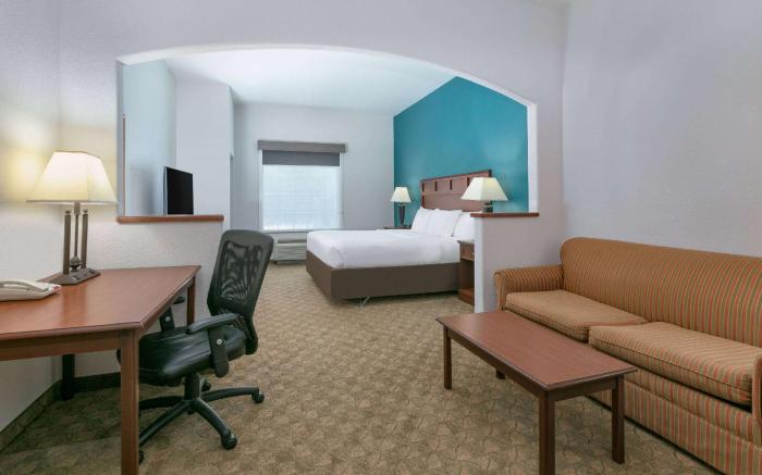 Baymont Inn & Suites by Wyndham Glen Rose