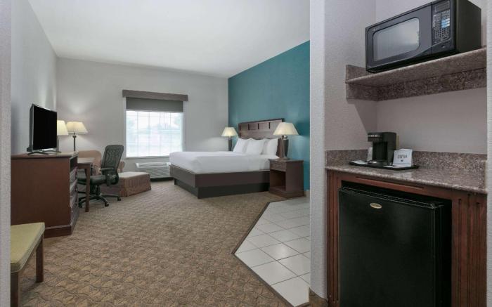 Baymont Inn & Suites by Wyndham Glen Rose