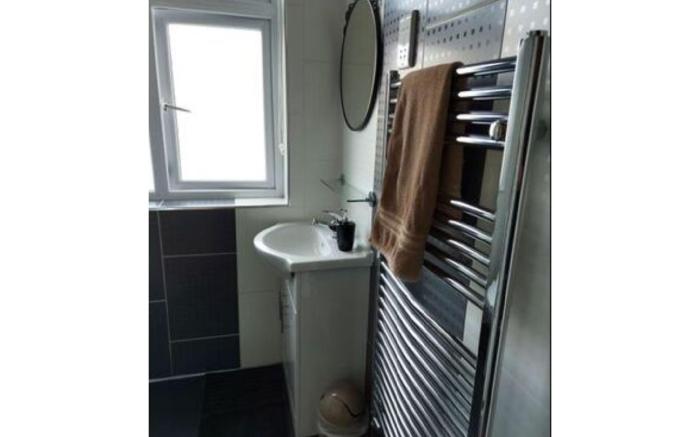 Apple House Wembley Twin Room shared bathroom