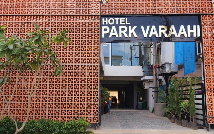 HOTEL PARK VARAAHI