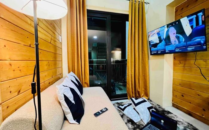 Loft Type Condo w/ Balcony & Free parking