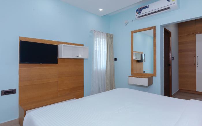 Luxury/Posh 3 BR Apt Airport Take off Landing View