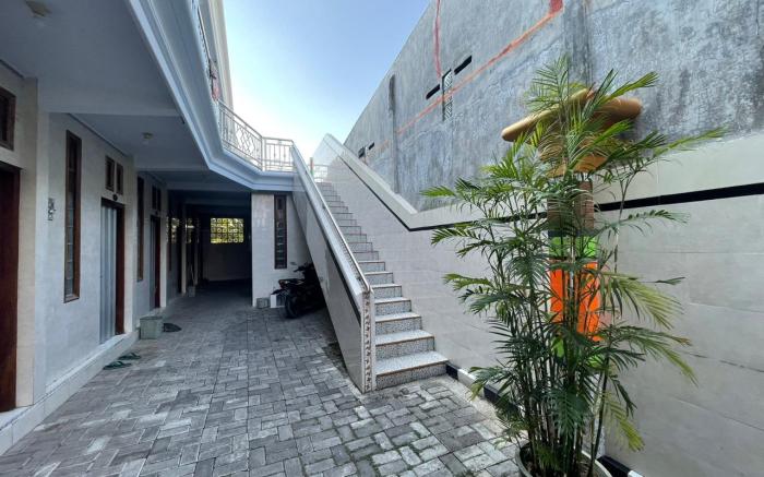 SPOT ON 93035 Karman's Sari Homestay Syariah