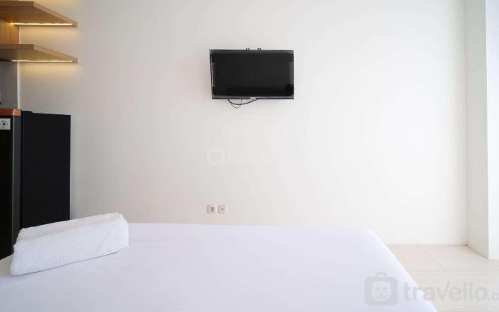 Compact Strategic Studio Bale Hinggil By Travelio