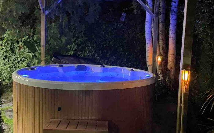 Modern Luxury House with Jacuzzi in the Garden