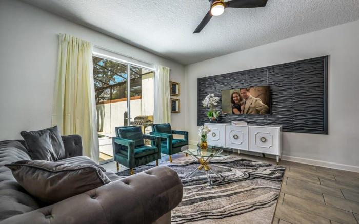 Relax in Style at this Spacious 4-Bedroom Villa!