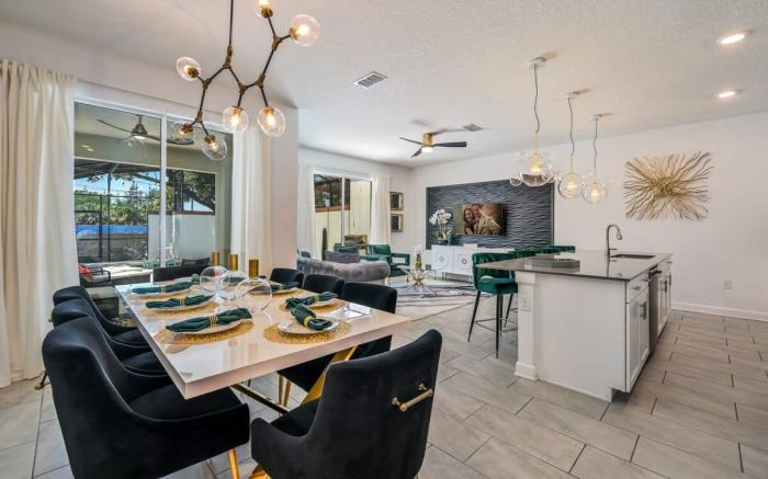 Relax in Style at this Spacious 4-Bedroom Villa!