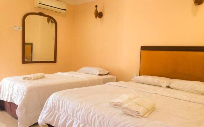 Penarak Bamboo Beach Motel