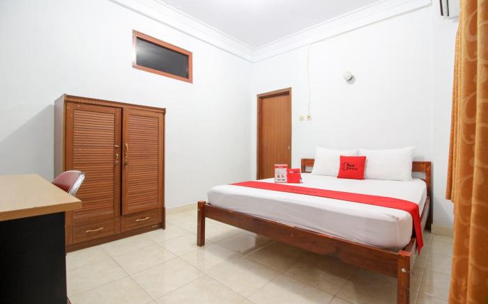 RedDoorz Plus near Alun Alun Selatan