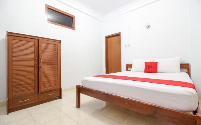 RedDoorz Plus near Alun Alun Selatan