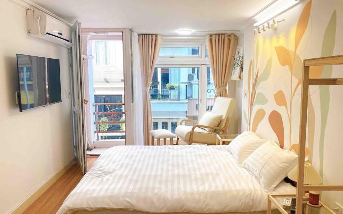 Best deal 1BR Studio w/balcony @Old Quarter