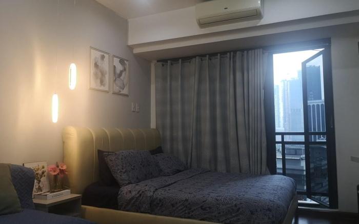 Studio | Netflix 55"TV | 200MBS | center of Makati