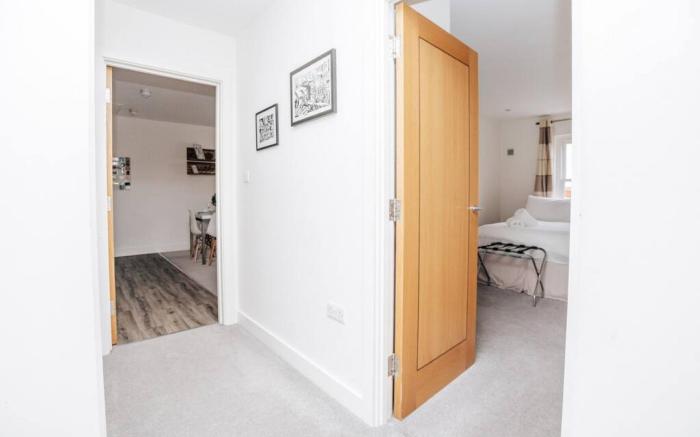 Central Modern Flat, Sleeps 6 - Dedicated Parking - From £125 Per Night