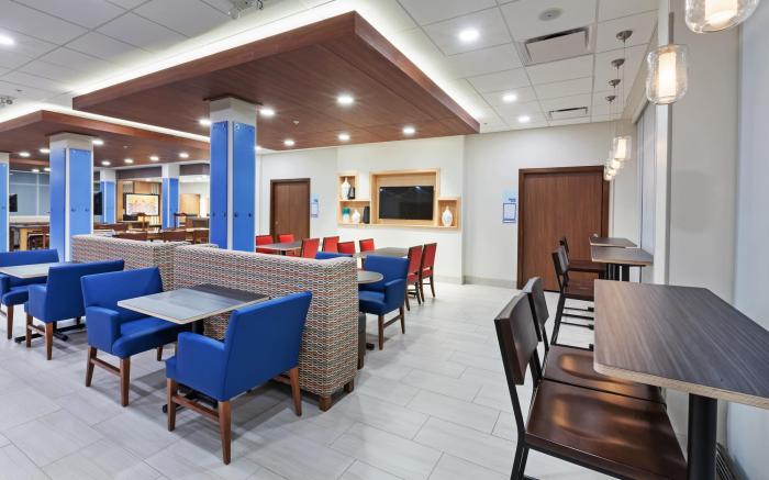 Holiday Inn Express & Suites - Lenexa - Overland Park Area By IHG