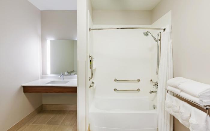 Holiday Inn Express & Suites - Lenexa - Overland Park Area By IHG