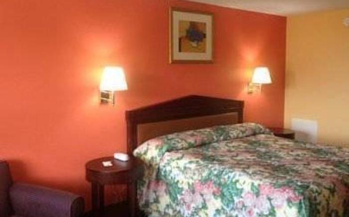 Econo Lodge at Military Circle