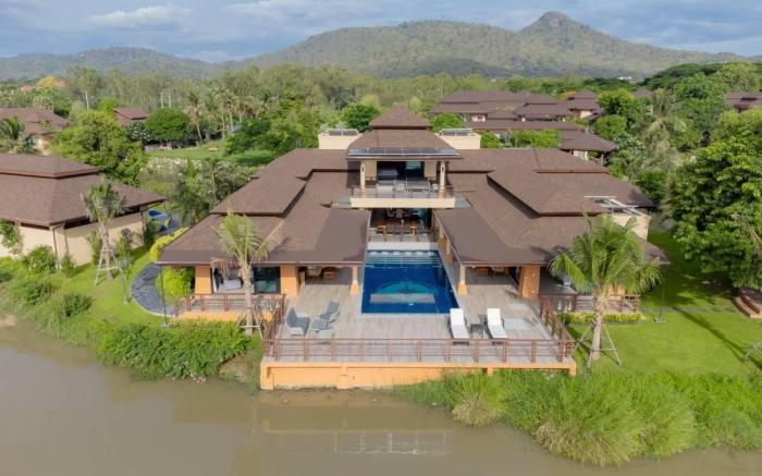 Luxury 5 Bedroom Villa Close to Beach (SRS)