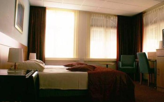 Hotel et le Cafe de Paris