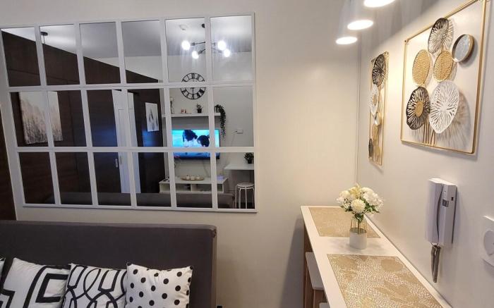 Chic 1br Pool View Balcony near Airport & Sky Way