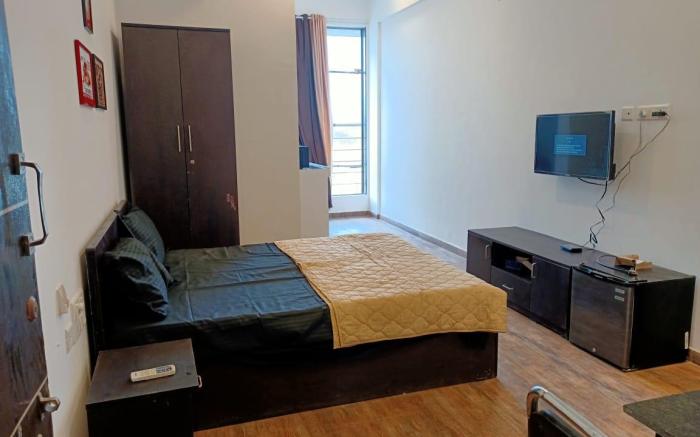 Ivy Pali Private Room with Balcony (Near Imagica)