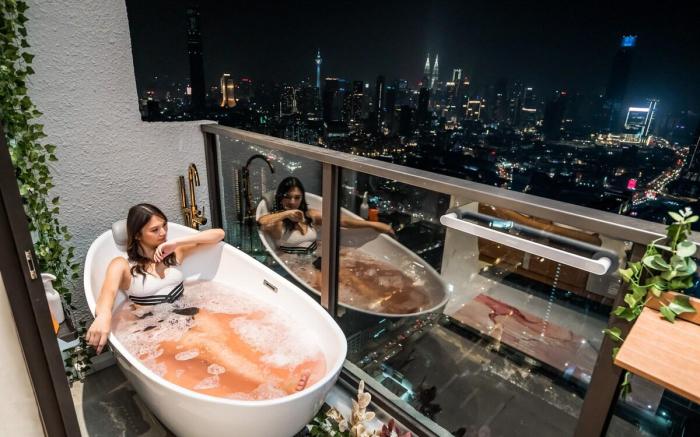 Skyscraper 65 KL Highest Outdoor Bathtub Penthouse